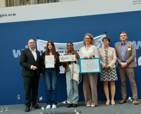 von links nach rechts: Viktor Haase (Staatssekretär im Ministerium für Umwelt, Naturschutz und Verkehr), Sally Schwandt, Adora Alken, Katrin Hellmund, Elke Reichert (Präsidentin des Landesamtes für Natur, Umwelt und Klima NRW) und Dr. Steffen Leipold (Landeskoordinator Schulprogramm Globales Lernen und BNE in NRW im Ministerium für Schule und Bildung)