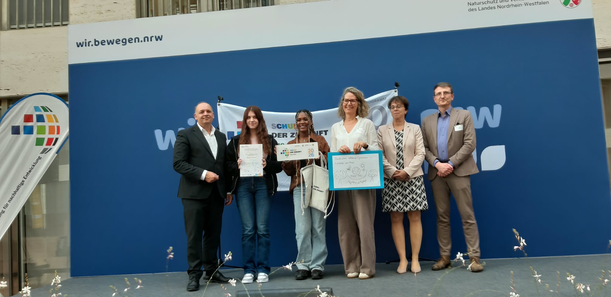 von links nach rechts: Viktor Haase (Staatssekretär im Ministerium für Umwelt, Naturschutz und Verkehr), Sally Schwandt, Adora Alken, Katrin Hellmund, Elke Reichert (Präsidentin des Landesamtes für Natur, Umwelt und Klima NRW) und Dr. Steffen Leipold (Landeskoordinator Schulprogramm Globales Lernen und BNE in NRW im Ministerium für Schule und Bildung)